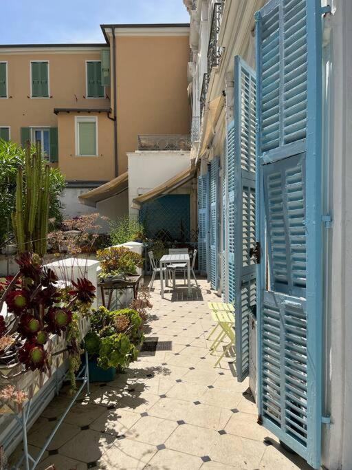 Beautiful Garden Apartment Steps From The Beach Menton Exterior photo